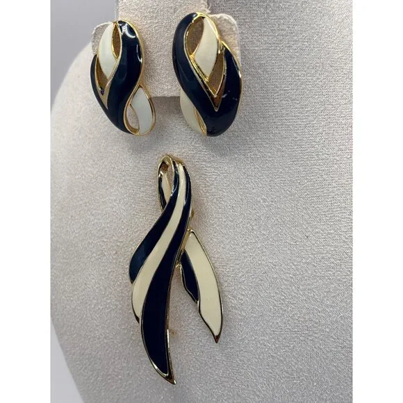 Vintage Gold Tone Enamel Navy & Cream Ribbon Brooch Earrings Set - Picture 2 of 6